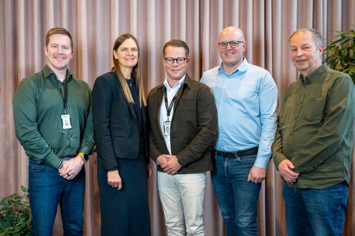 Porträtt av fem personer som är ledningsgrupp för byggnation av ny sim- och idrottshall