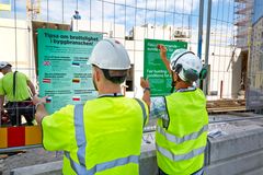 Det kommer att ske regelbundna kontroller vid Huddinge Samhällsfastigheters byggarbetsplatser och skyltar sätt upp vid infarter.