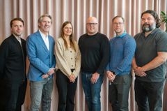 Porträtt på 6 personer från mot en rosa bakgrund.