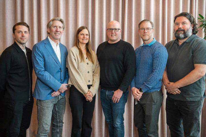 Porträtt på 6 personer från mot en rosa bakgrund.