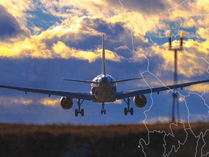 Flygplan landar på flygplats