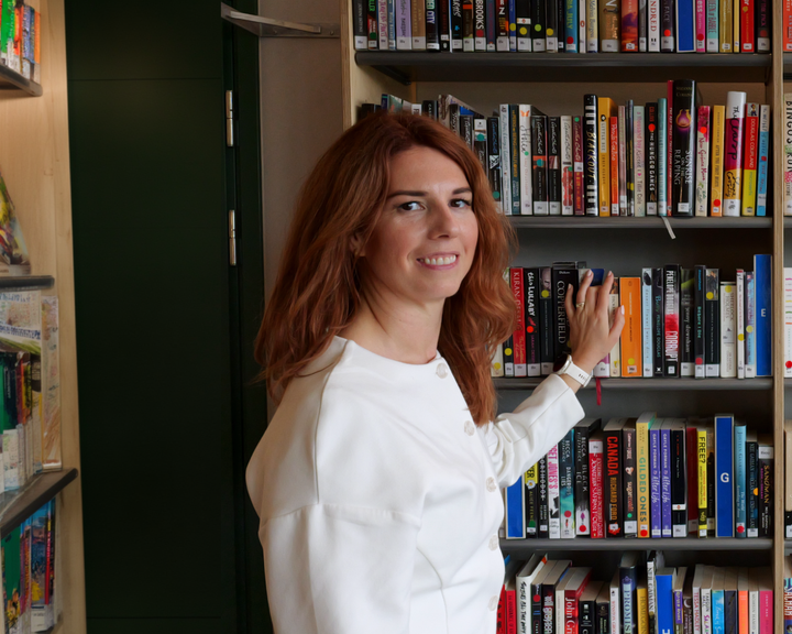 Emilia Bjuggren i skolbibliotek