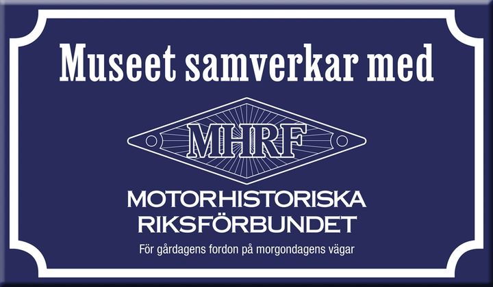 Museer som samverkar med Motorhistoriska Riksförbundet visar det med denna skylt.