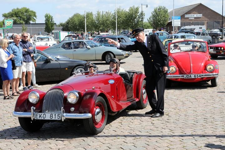 Kalmar Ölands Fordonshistorikers ordförande Lars Gustavsson vinkade i väg deltagarna i rallyt Solvändan i samband med firandet av Motorhistoriska dagen.