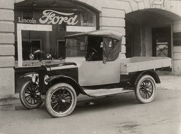 Ett exempel på vad som finns att hitta i den fordonshistoriska bilddatabasen Motorkulturbild: en leveransbild av en Ford T från ca 1925, svenskbyggd pickup på personbilschassi.