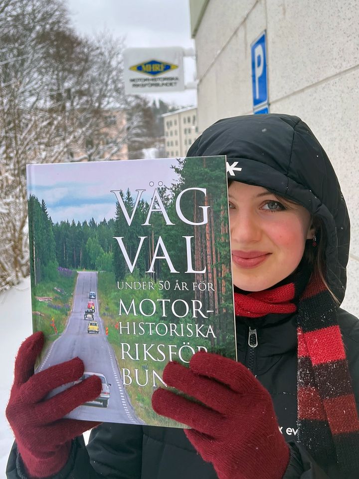 I fjol delade MHRF ut sin jubileumsbok till kvinnor som besökte kansliet på Internationella kvinnodagen. Havanna Schüsseleder var en av besökarna. Även i år delar vi ut böcker mellan kl.13.00 och 16.00, extra kul om ni kommer med ert fordon!