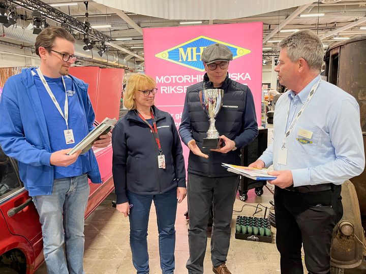 Karl Ask (tv) och Per Petersson från MHRF överlämnar priset Cultural Heritage Award till Maria och Lars Edwardsson.