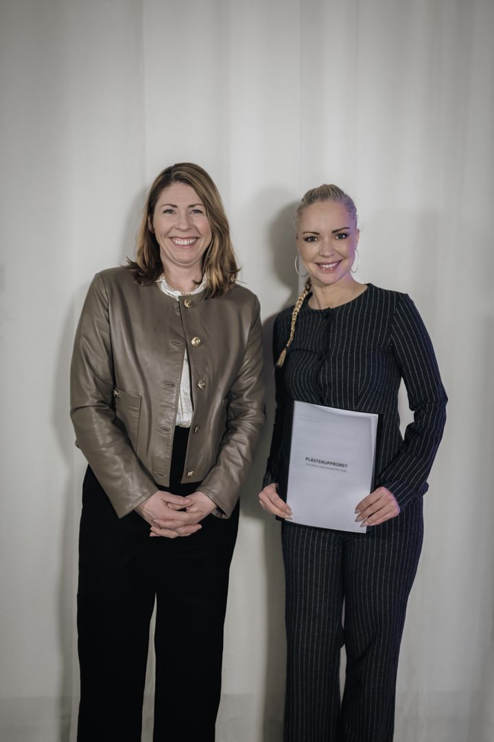 Anna Sahlin överlämnar Plåsterupproret till sjukvårdsminister Elisabet Lann