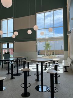 Interiör från Väröbackaskolans café