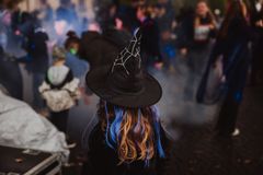 Barn i häxdräkt dansar på invigningsdisco.
