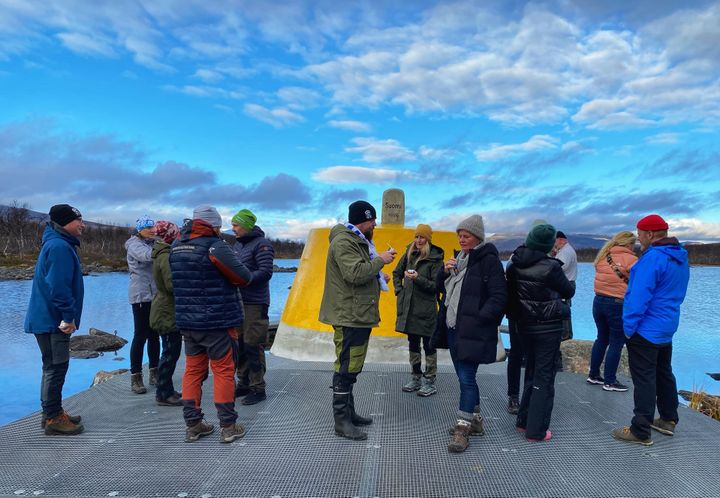 Gränsregionallt forum 2022 anordnades i slutet av september i Kilpisjärvi, här besöker deltagarna Treriksröset.