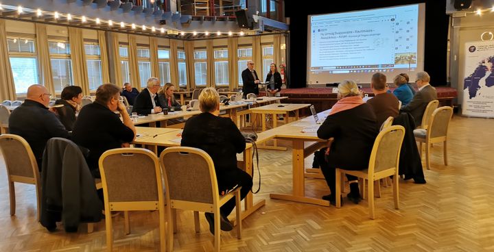 Anders Lundberg, AL Railadvise, presenterar järnvägsutredningen som startats på Tornedalsrådets initiativ.