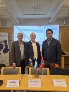 Tornedalsrådets ordförande Roland Kemppainen, Nordkalottrådets ordförande Glenn Berggård och Bottenviksbågens vice ordförande Daniel Smirat.