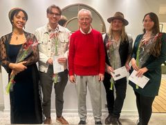 Årets stipendiater och Thomas Leijon, fr.v. Efia Abu, Truls Tykesson, Thomas Leijon, Will Oaks och Dianna Bennekov LÆRKE. Josefin Berger och Adelin Jonasson saknas på bild.