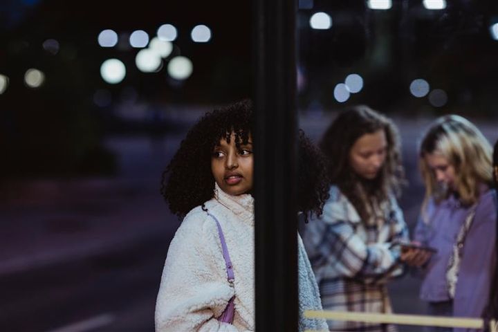 Ungdomar vid busshållplats