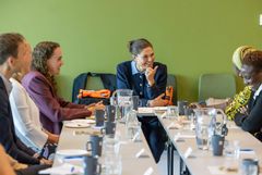 Kronprinsessan Victoria i samtal. Foto: WaterAid/David Lagerlöf