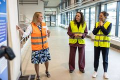 Kronprinsessan Victoria och Anna Nilsdotter, generalsekreterare WaterAid, lyssnar på Sara Söhr, vd Syvab.