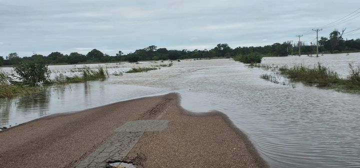 En översvämmad väg i Maputo, Moçambique.