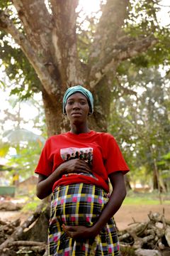 Haratu Kiewen när hon var gravid i nionde månaden. Hon födde sitt barn på Diah Clinic i Grand Cape Mount, Liberia. Där saknades det rent vatten och ordentliga toaletter: "Vattnet de använde kom från bäcken. Jag minns hur de doppade handduken i tunnan och tvättade mig medan jag födde barnet. Sedan torkade de av min bebis med samma vatten", berättade Haratu Kiewen.