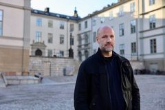 Daniel Edencrona utanför Svea hovrätt i mars 2025. Foto: Centrum för rättvisa.