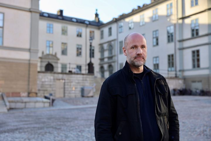 Daniel Edencrona utanför Svea hovrätt i mars 2025. Foto: Centrum för rättvisa.