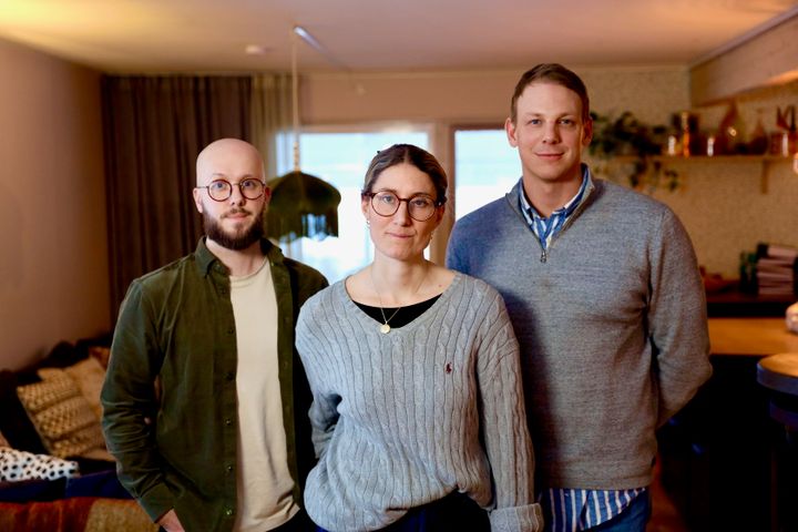 Från vänster: Elsas bonuspappa Mattias, Elsas mamma Victoria och Elsas pappa Joacim. Foto: Centrum för rättvisa.