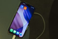 En smartphone ligger på ett bord, och skärmen visar appikonerna för Vipps och MobilePay