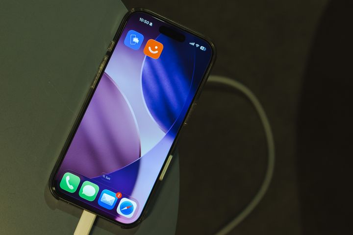 En smartphone ligger på ett bord, och skärmen visar appikonerna för Vipps och MobilePay