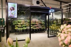 Alt-text: Bild på en snittblomskyldisk i en butik, fylld med en mängd olika färgglada blommor.