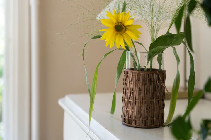 Vas%20i%20korg%20med%20blomma%20p%E5%20bord