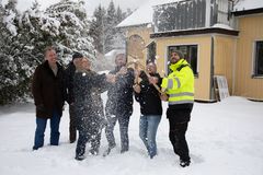 Från vänster i bild: Robin Berkhuizen (Emrahus), Marcus Hamlin (Lansen Omsorg), Elin Videfors (Emrahus), Magnus Nihlén (Emrahus), Nils-Eric Bülow (Lansen Omsorg), Andreas Elmgren (GA Carlsson & Son Entreprenad).
