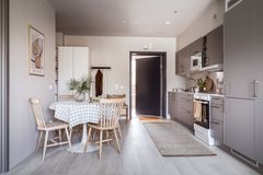 Kök och magtplats i en av lägenheterna. På bilden syns också entrén som leder ut till korridoren.