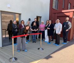 Bandet klipps av Annica på Unika. På bilden syns också övriga representanter från Unika, Emrahus, T-byggen samt grannar som deltog på invigningen.