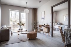 Vardagsrum med fransk balkong i en av lägenheterna.