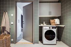 Badrum, med kombimaskin, i en av lägenheterna.