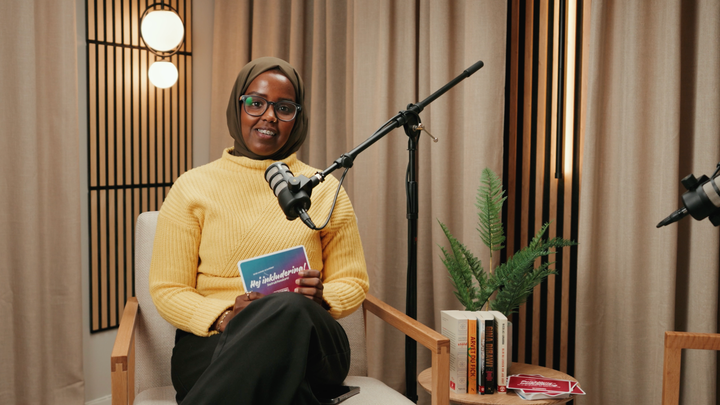 Hej främlings biträdande verksamhetschef, Samira Musa, programleder den nya poddsatsningen Hej främling-podden. Samira har utsetts till Årets eldsjäl, Årets person för mångfald och en av Sveriges 100 hållbarhetsmäktigaste personer.