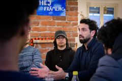 Gästar gör Nadim Ghazale, som efter 17 år som polis blivit en av landets mest tongivande röster inom inkludering och mellanförskap. Idag är han verksamhetschef för nattvandring.nu, prisbelönt föreläsare och författare, känd för sitt hyllade sommarprat i P1.