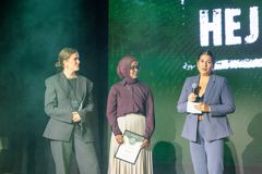 Hej främlings Matilda Hardmeier, Samira Musa och Anna Behm tar emot utmärkelsen Årets Inkluderingsföretag.
