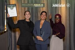 Hej främlings Matilda Hardmeier, Anna Behm och Samira Musa tog emot priset som delades ut på Hamburger Börs i Stockholm.