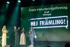 Hej främling tar emot den nationella utmärkelsen Årets Inkluderingsföretag. Priset delades ut under Inclusion Awards i Stockholm den 13 oktober.