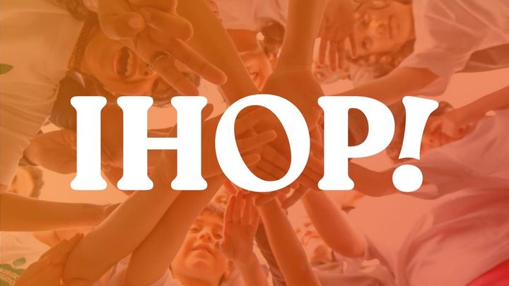 En grupp människor håller händerna tillsammans i en cirkel under texten "IHOP!".