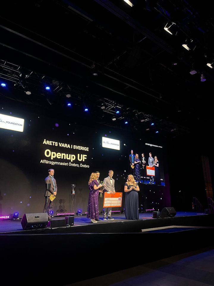 Vinnarna Rafael Claesson och Julian Aldén från Affärsgymnasiet Örebro tar emot SM-guld i UF, i kategorin "Årets vara"