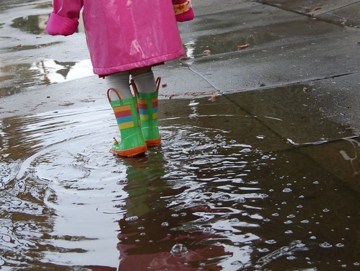 Barn i regnrock