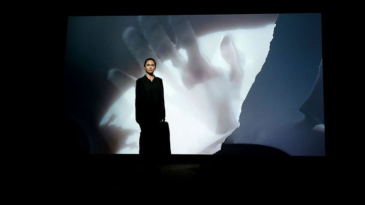 Tove Kjellmark framför videoinstallationen Inside, foto Tove Kjellmark