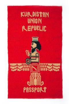 Vävd konstverk med text "Kurdistan Union Republic Passport" och en stiliserad figur mot en röd bakgrund.