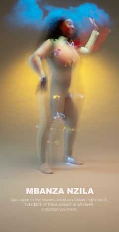En person poserar i ett konstnärligt foto med oskarpa färger och ljuseffekter. Texten "Mbanza Nzila" syns nedanför.