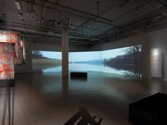 Visar en flodprojektion i ett museum.