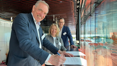 Bengt Malmegård, ägare Malmegårds Fastigheter, signerar överenskommelsen med Uppsala Bostadsförmedling. Med på bilden Mona Lindén, vd Uppsala Bostadsförmedling samt Fredrik Håkansson, vd Malmegårds Fastigheter