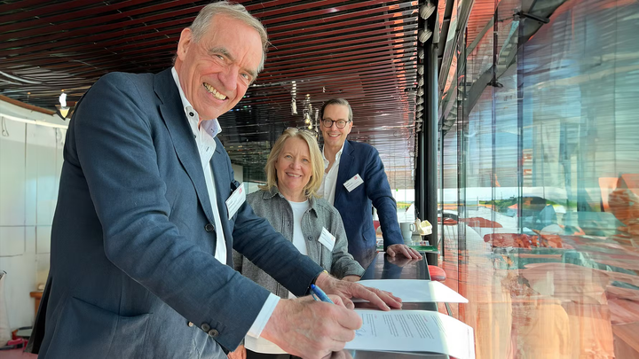 Bengt Malmegård, ägare Malmegårds Fastigheter, signerar överenskommelsen med Uppsala Bostadsförmedling. Med på bilden Mona Lindén, vd Uppsala Bostadsförmedling samt Fredrik Håkansson, vd Malmegårds Fastigheter