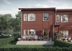 Rött radhus med uteplats och trädgård.